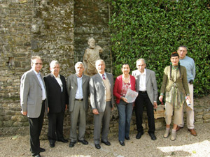 schlossherr vor statue